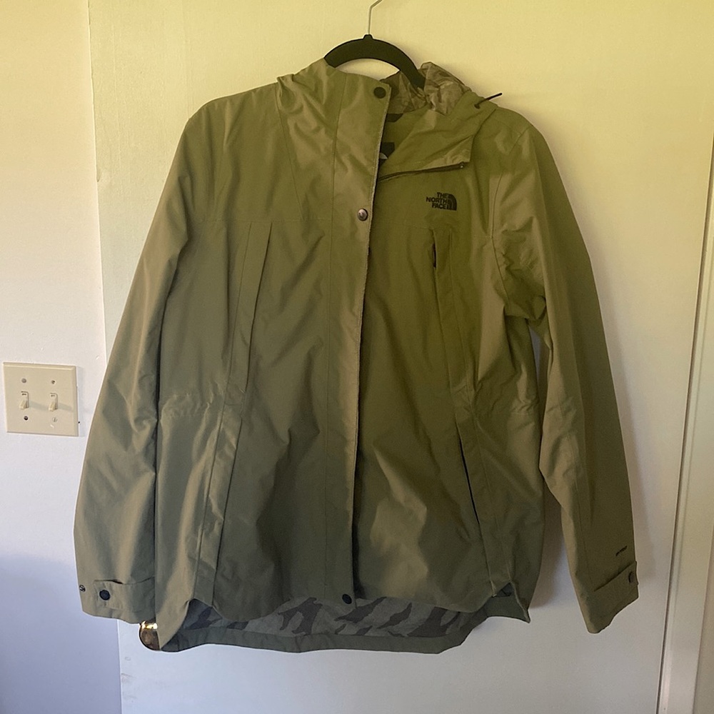 Muted Olive Green North face Jacket 🥝